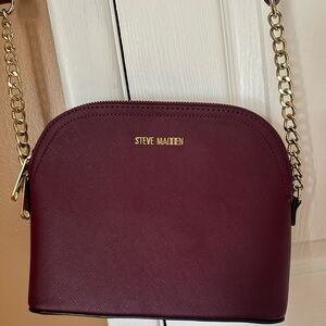 A Steve Madden crossbody bag w/ gold chain in a wine color